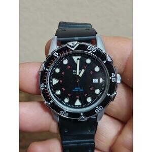 1990s Vintage Timex Red Dot Diver Black Dial And Black Rubber Band Men's Watch